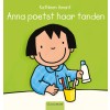 Anna poetst haar tanden 